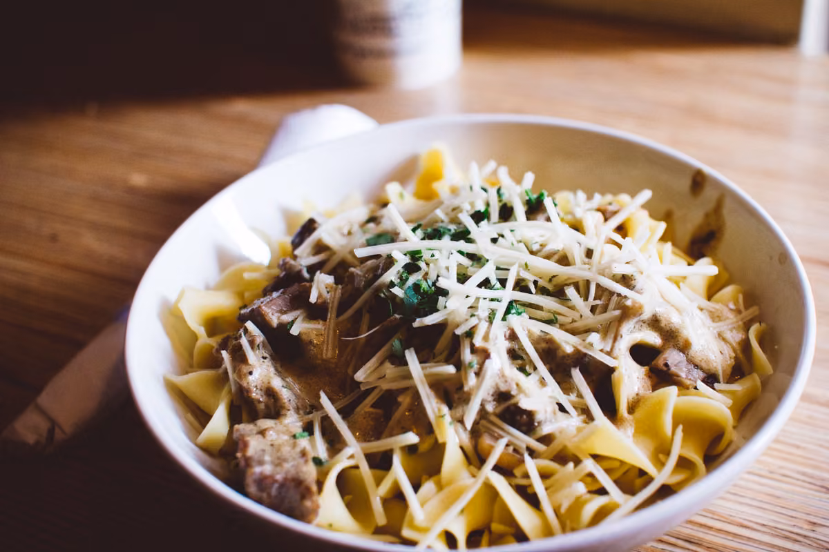 Tagliatelle mit Parmesan in einer weissen Schale
