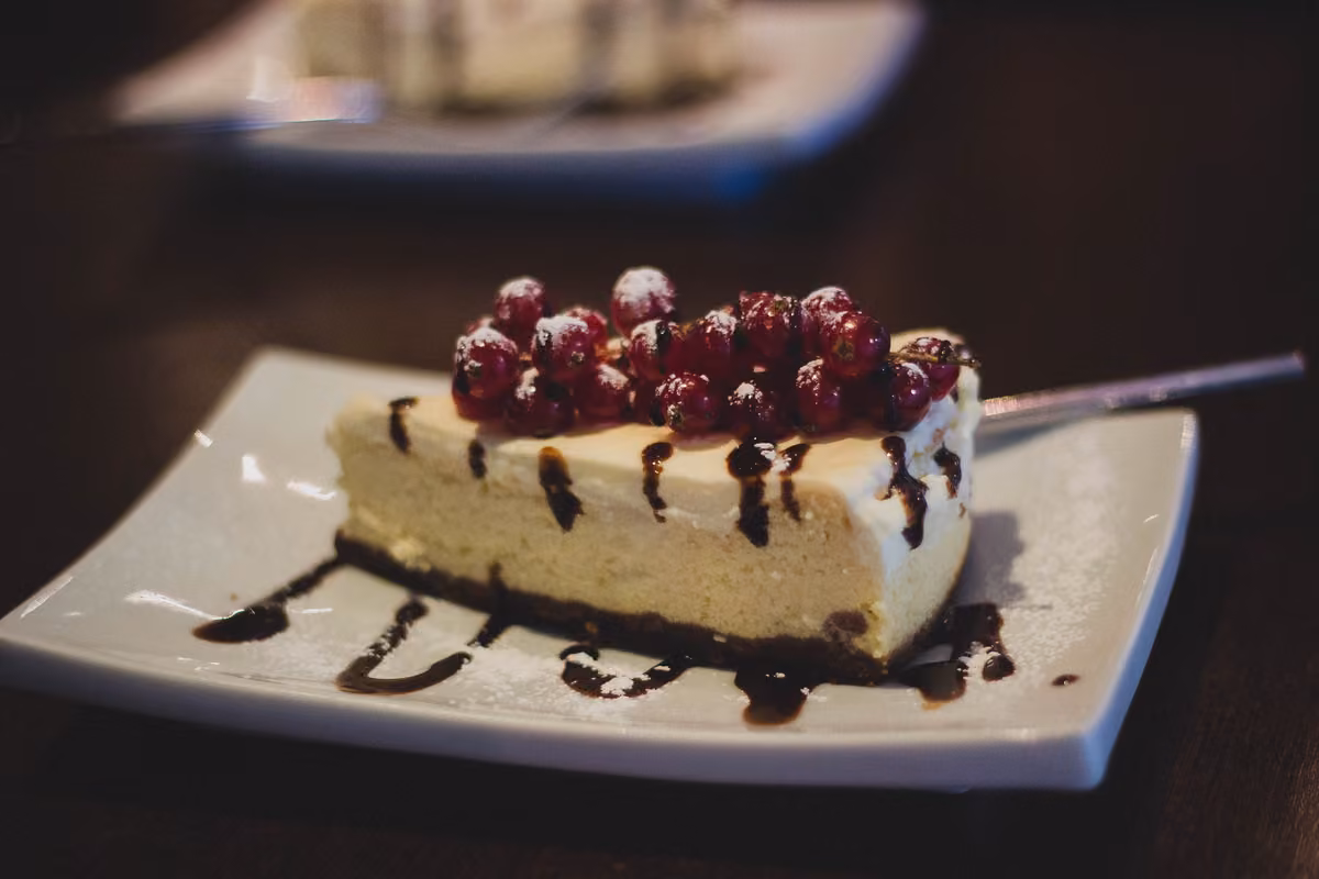 Käsekuchen mit Kirschen auf einem Teller